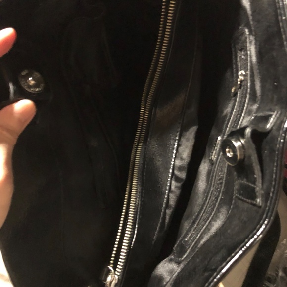 Medium Guess Patent Black Tote - Picture 3 of 4